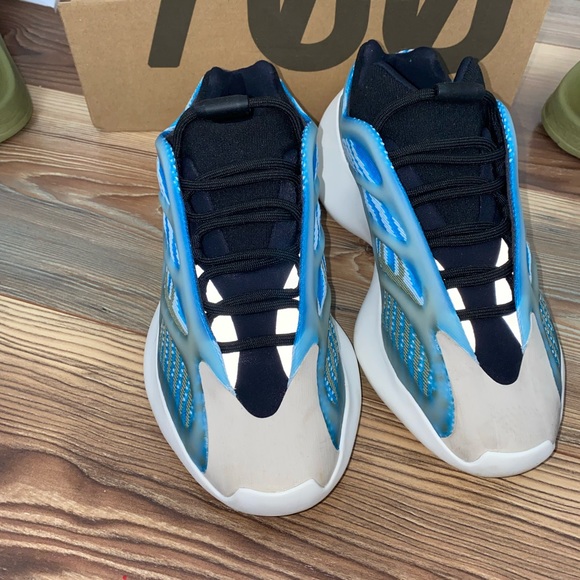 Yeezy 700 V3 Size 5